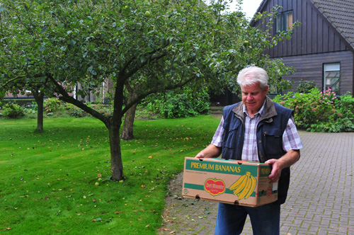 Manden vol appels bij het inzamelpunt