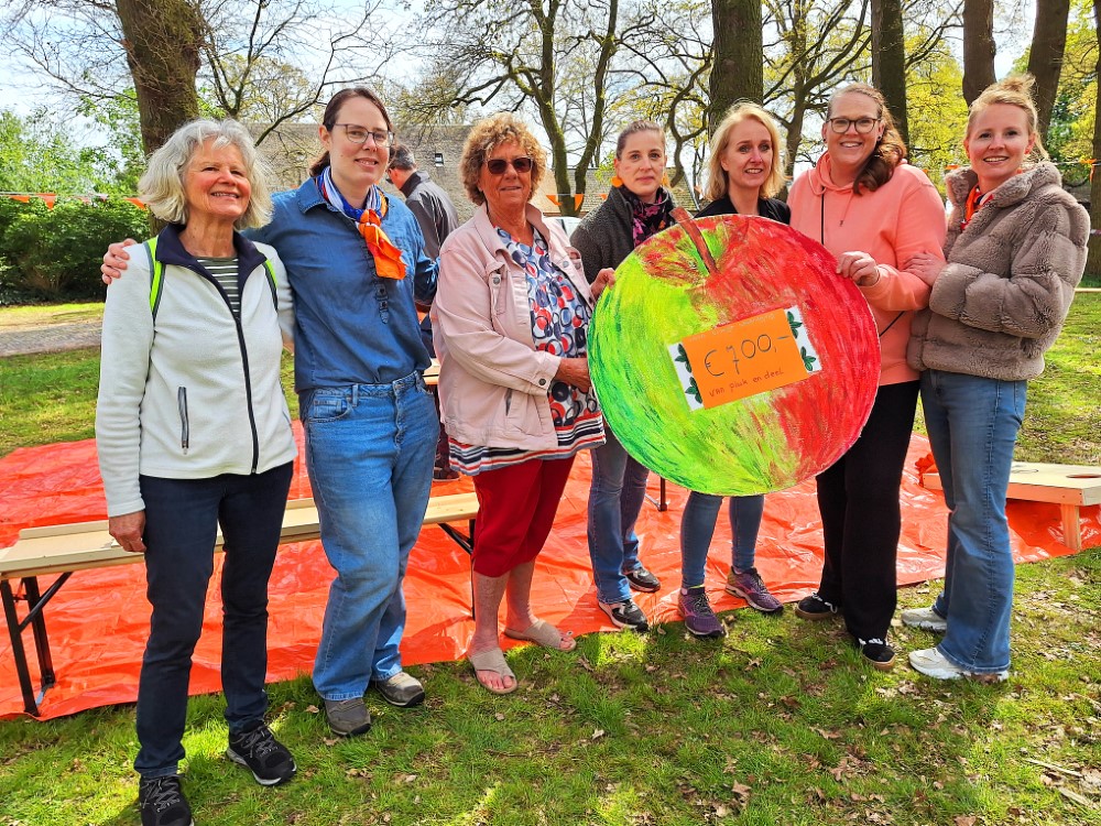 Overhandiging van de opbrengst aan de Oranjevereniging op Koningsdag