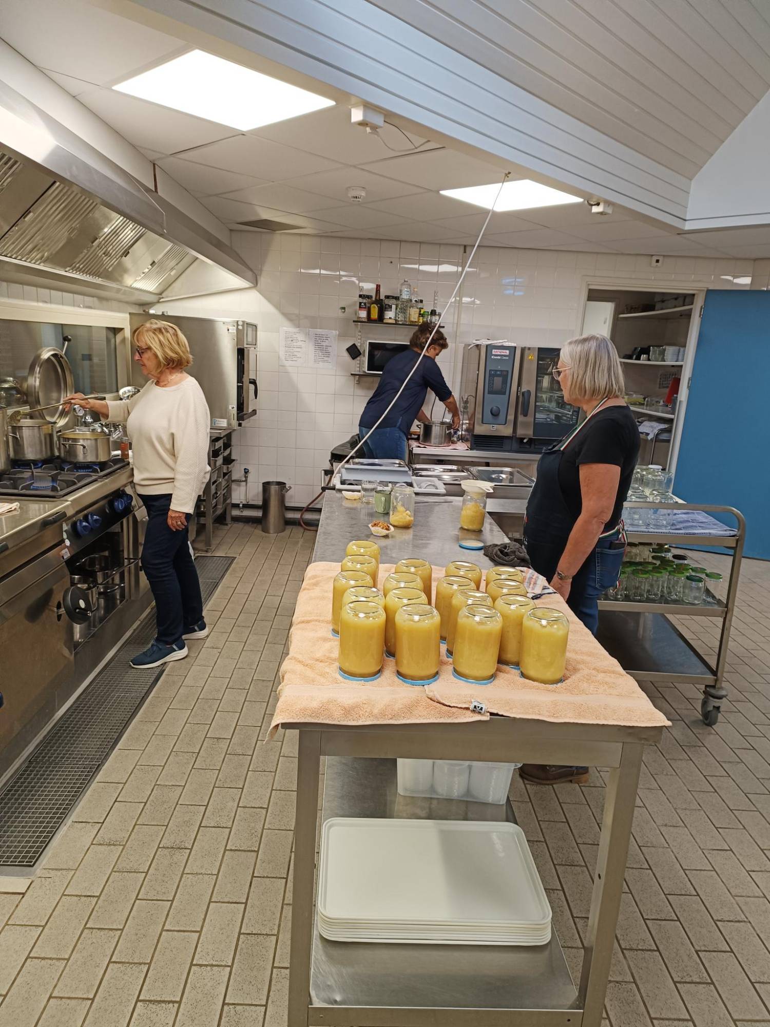 Vrijwilligers aan het koken in de keuken van De Korenhof